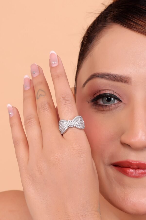 Elegant Crossover Diamond Ring – Radiant Sparkle & Timeless Design Give me long description with emoji