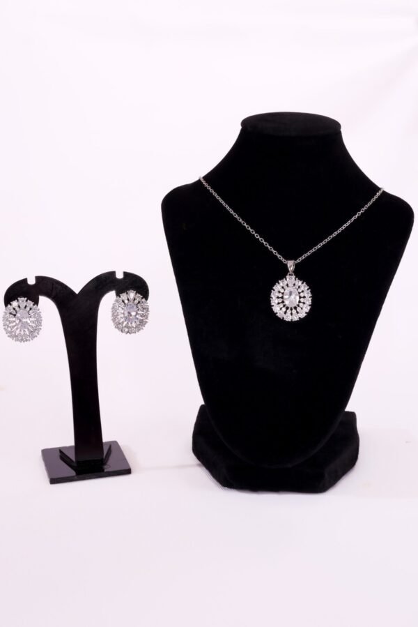 Luxury Halo Oval-Cut Crystal Jewelry Set – Elegant Necklace & Stud Earrings - Image 3
