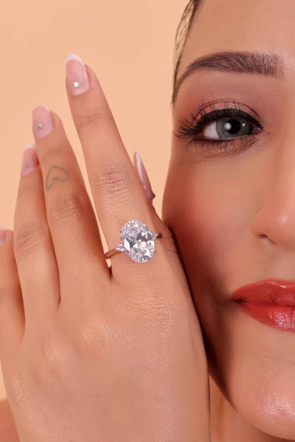 Exquisite Oval-Cut Diamond Solitaire Ring in Luxurious Yellow Gold Setting - Image 4